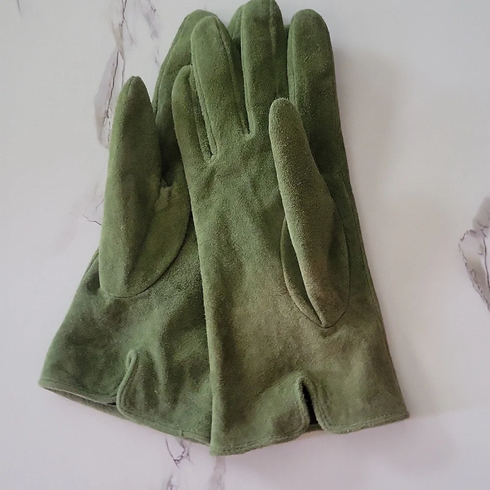 Merona Vintage green suede ladies elegant gloves